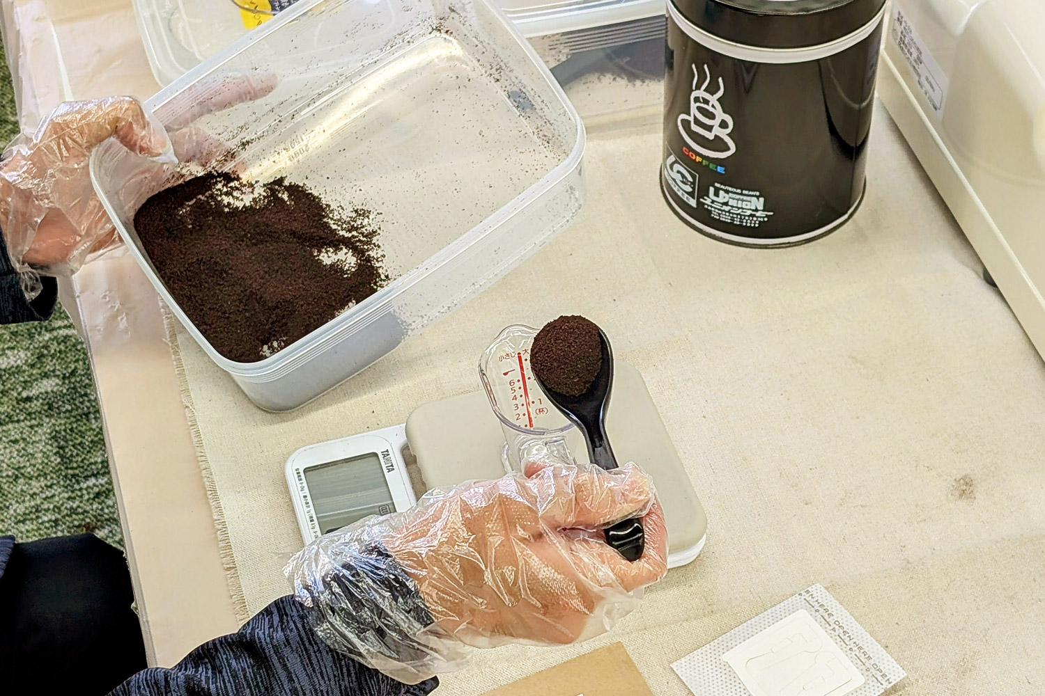 コーヒーの袋詰め作業